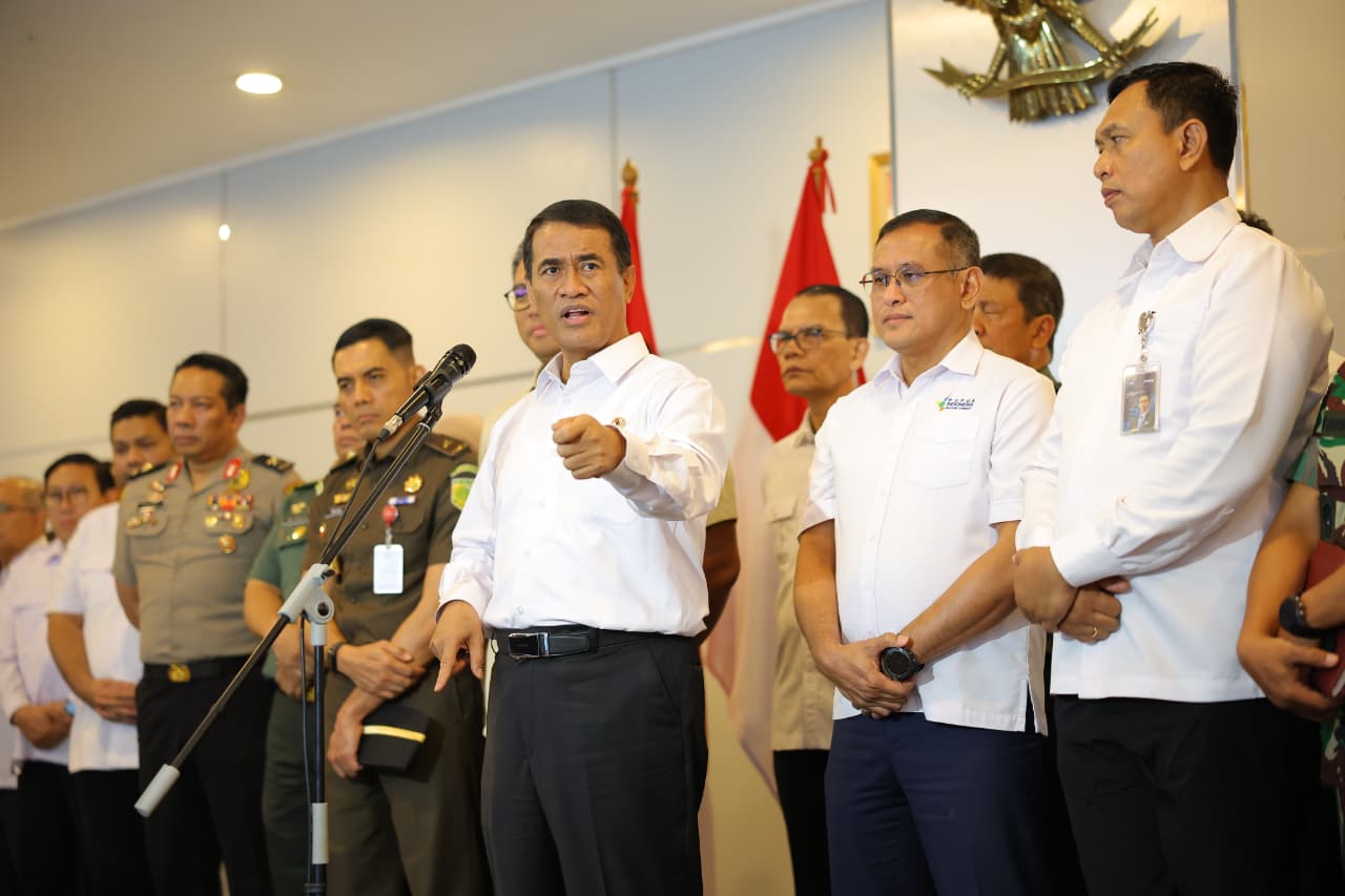 Mentan Amran umumkan penurunan harga pupuk bersubsidi 20 persen, simbol efisiensi dan keberpihakan pada petani.