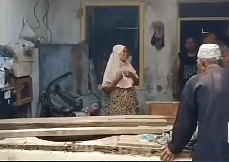 Evakuasi dramatis kakek dan cucu di sumur Bojonegoro &mdash; visual kisah nyata yang menggugah hati tentang cinta dan bahaya gas beracun.