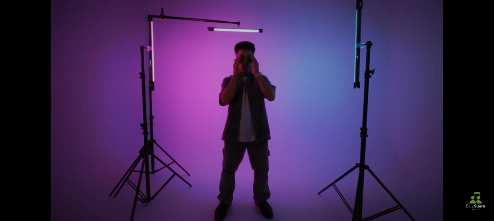 Tangkapan layar video musik AMAN &ldquo;Tak Tau Diri (Na Na Na)&rdquo; &ndash; visual dramatis penuh emosi, menggambarkan pertarungan antara cinta dan kesadaran diri.