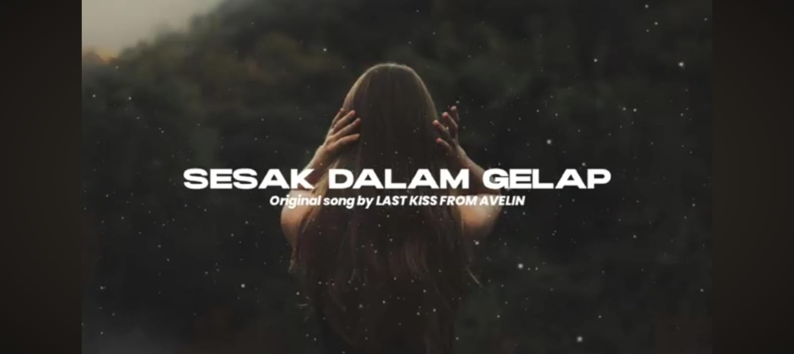 KENZ tampil di depan visual bergelombang neon dengan ekspresi fokus, menggambarkan intensitas dan energi gelap dari &ldquo;Sesak Dalam Gelap&rdquo; versi EDM.