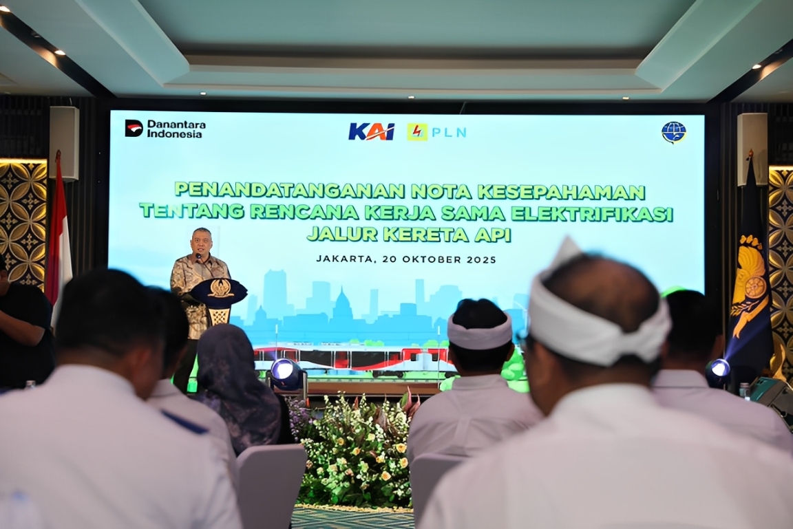 Menteri Perhubungan RI, Dudy Purwagandhi, menyampaikan sambutan pada penandatanganan nota kesepahaman rencana kerja elektrifikasi jalur kereta api di Jakarta, Senin (20 Oktober 2025).