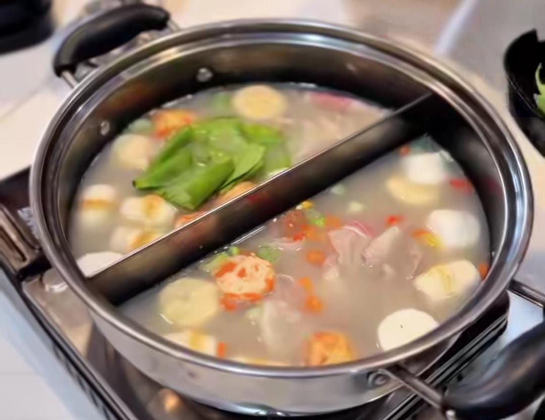 Mangkuk suki kuah kolagen segar di Holy Grill Sungai Ampal, tampilan menggoda dan bikin selera makan naik!