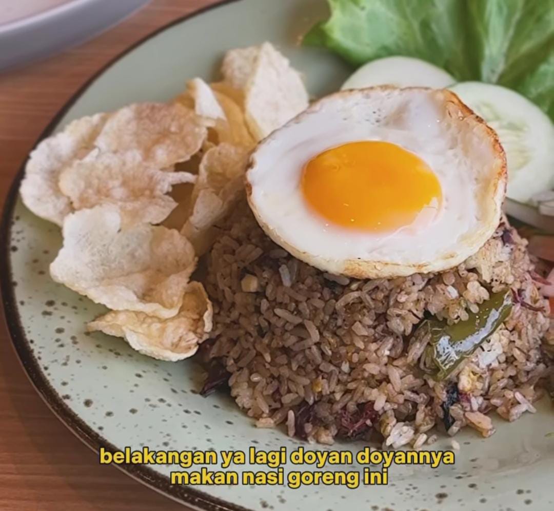 Sepiring nasi goreng daging sapi asap Aver Coffee dengan telur mata sapi dan aroma smoky yang menggoda selera.