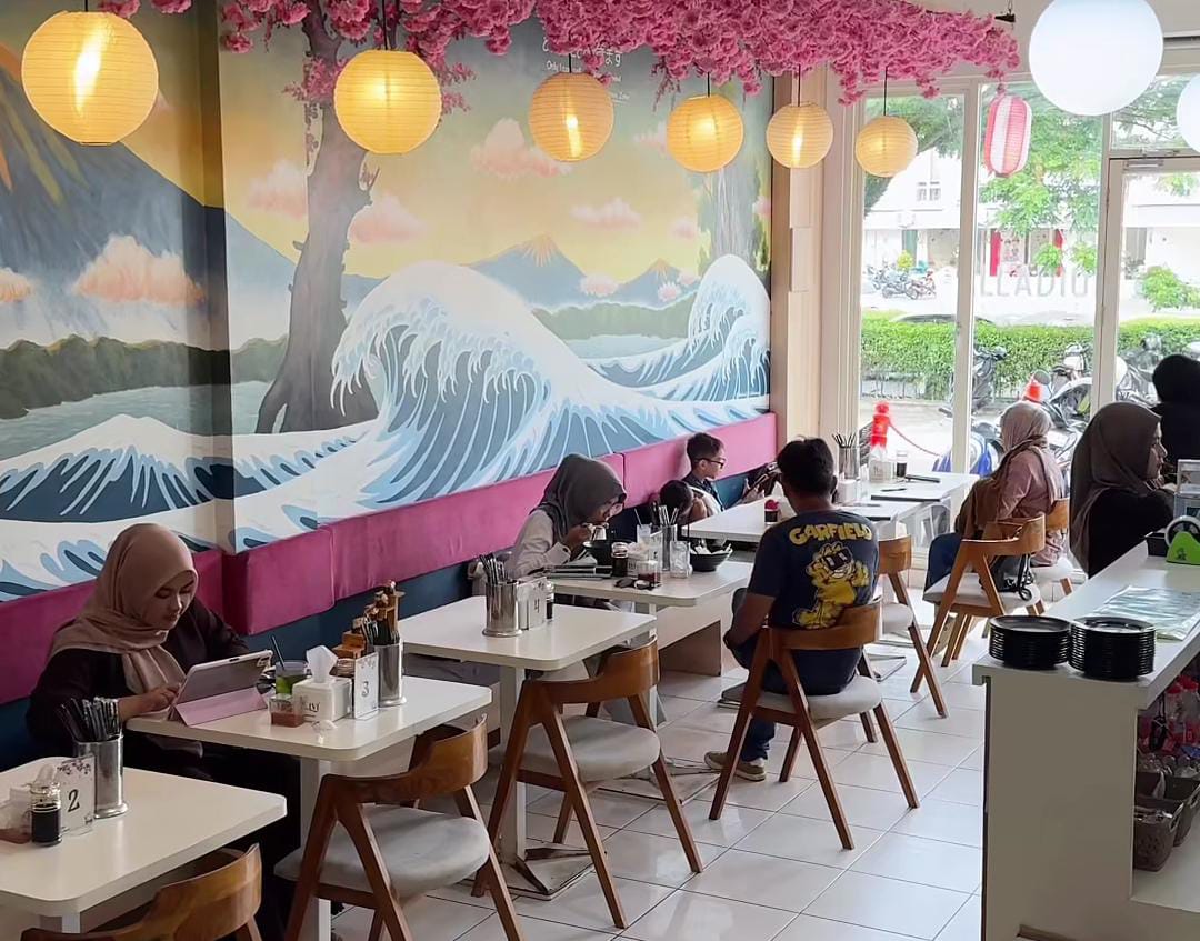 Pengunjung menikmati sushi dan ramen di Susi Kuih Grand City Balikpapan &mdash; suasana hangat, rasa autentik Jepang.