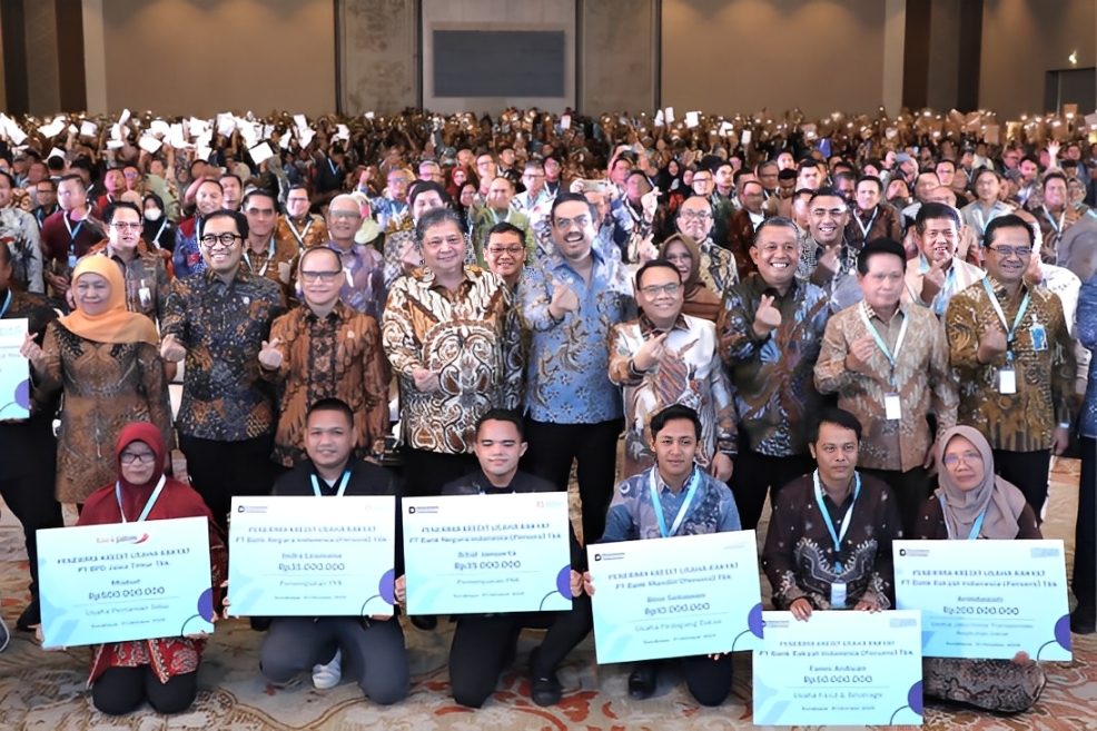 Para pejabat dan penerima manfaat berfoto bersama usai kegiatan Akad Massal Kredit Usaha Rakyat (KUR) dan peluncuran Kredit Program Perumahan (KPP) di Surabaya, Jawa Timur, Senin (21 Oktober 2025).