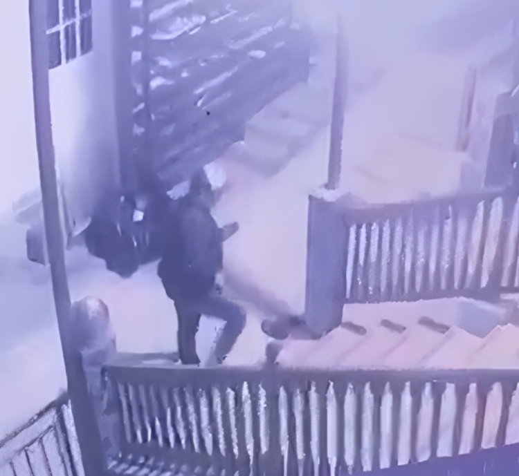 CCTV menangkap terduga pelaku pencurian di rumah warga Sepinggan Raya Balikpapan Selatan &mdash; laptop dan 3 ponsel raib.