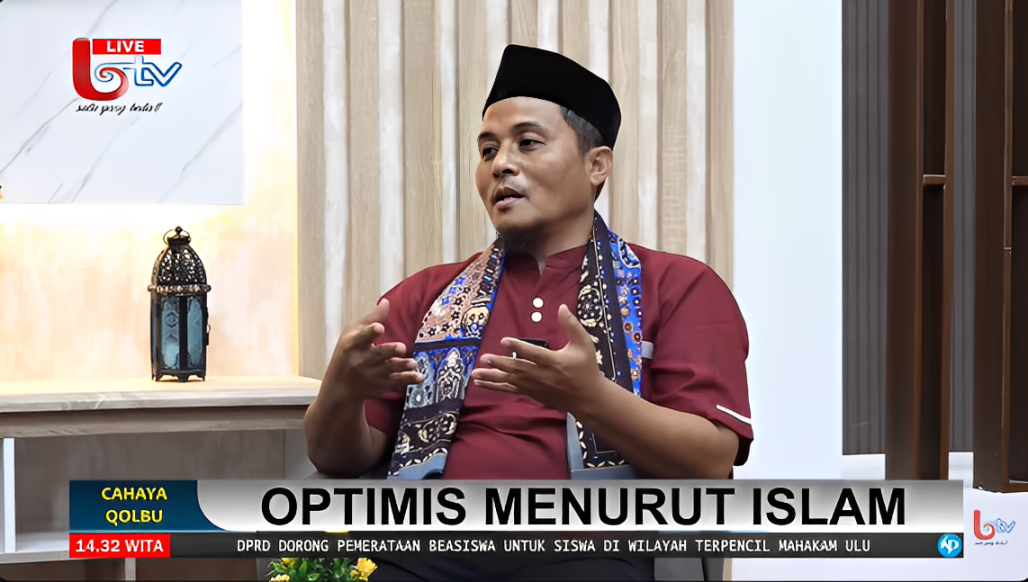 Ustaz Anwar Arifin Pinem, M.E., saat menjadi narasumber Kajian Cahaya Qolbu di Studio Balikpapan TV, Jumat (24 Oktober 2025).