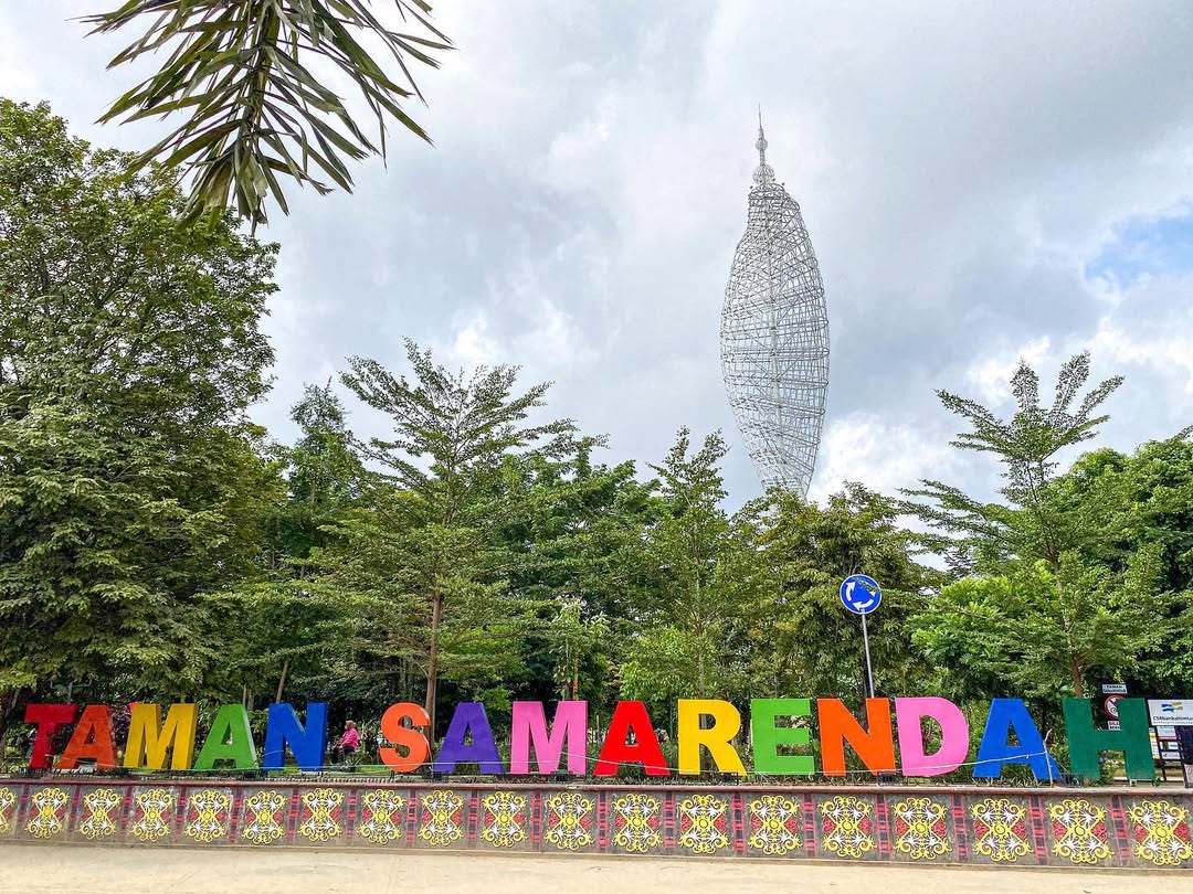Taman Samarendah, ruang hijau modern di pusat Kota Samarinda dengan pepohonan rindang dan menara ikonik menjulang.