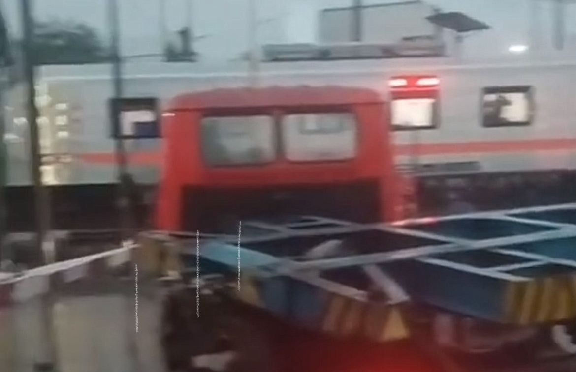 Truk trailer tanpa muatan tersenggol KA Harina di perlintasan Kaligawe Semarang &mdash; momen dramatis yang bikin lalu lintas sempat lumpuh total.