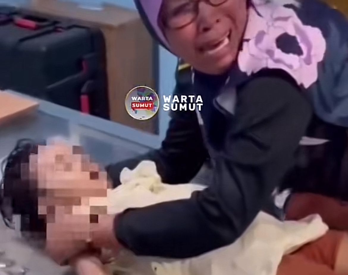 Ilustrasi seorang ibu menepuk punggung anak yang tersedak buah rambutan &mdash; visual edukatif bahaya tersedak pada anak.