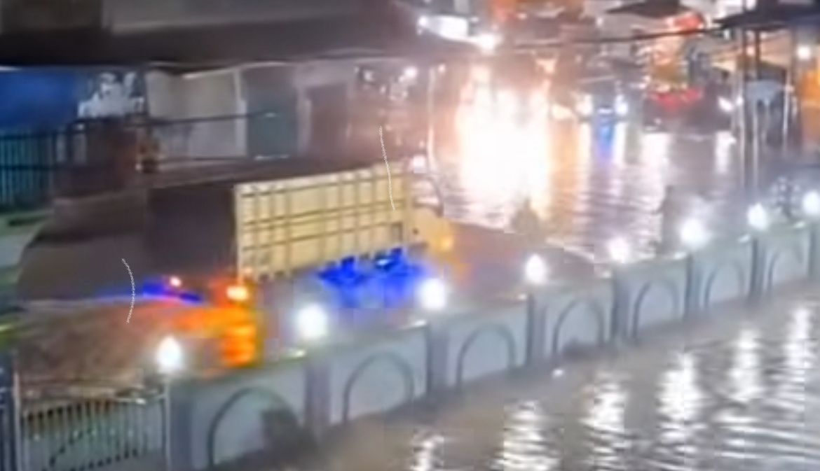 Banjir di Kecamatan Purabaya Sukabumi &mdash; jalanan berubah jadi sungai, warga berjibaku menembus genangan air.