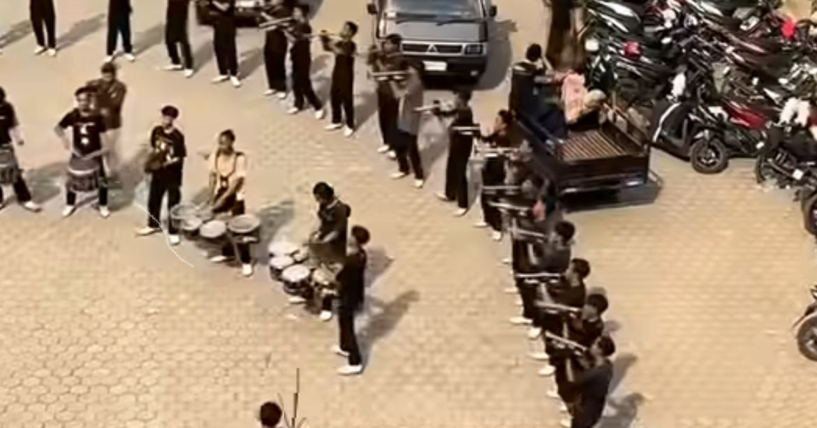 Santri marching band Al-Anwar latihan penuh semangat membawakan &ldquo;Can&rsquo;t Take My Eyes Off You&rdquo;, memukau penonton dengan harmoni dan kekompakan.