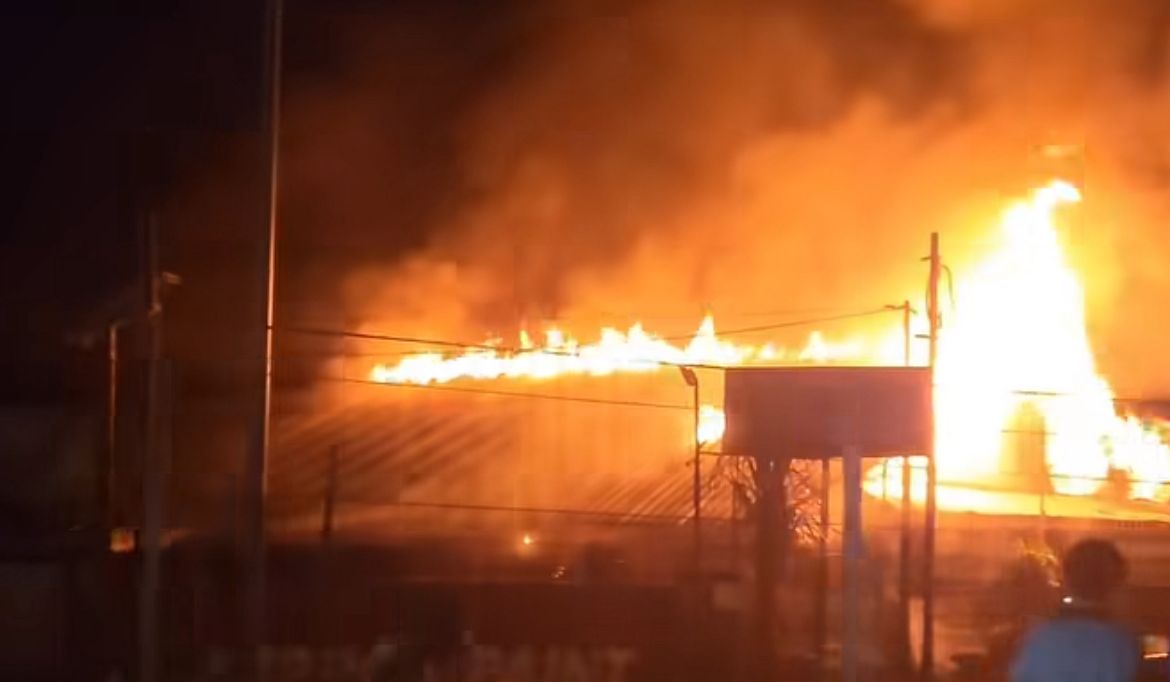 Kobaran api melahap toko bangunan Aneka Murah di Salabenda, Bogor &mdash; visual dramatis dari upaya pemadaman di malam hari.