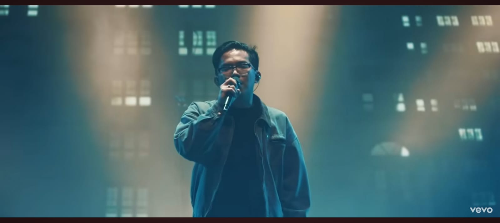 For Revenge dan Cynantia Pratita di panggung &ldquo;Sang Derana&rdquo; &mdash; momen visual penuh cahaya lembut, ekspresi mendalam, dan energi emosional yang memukau.
