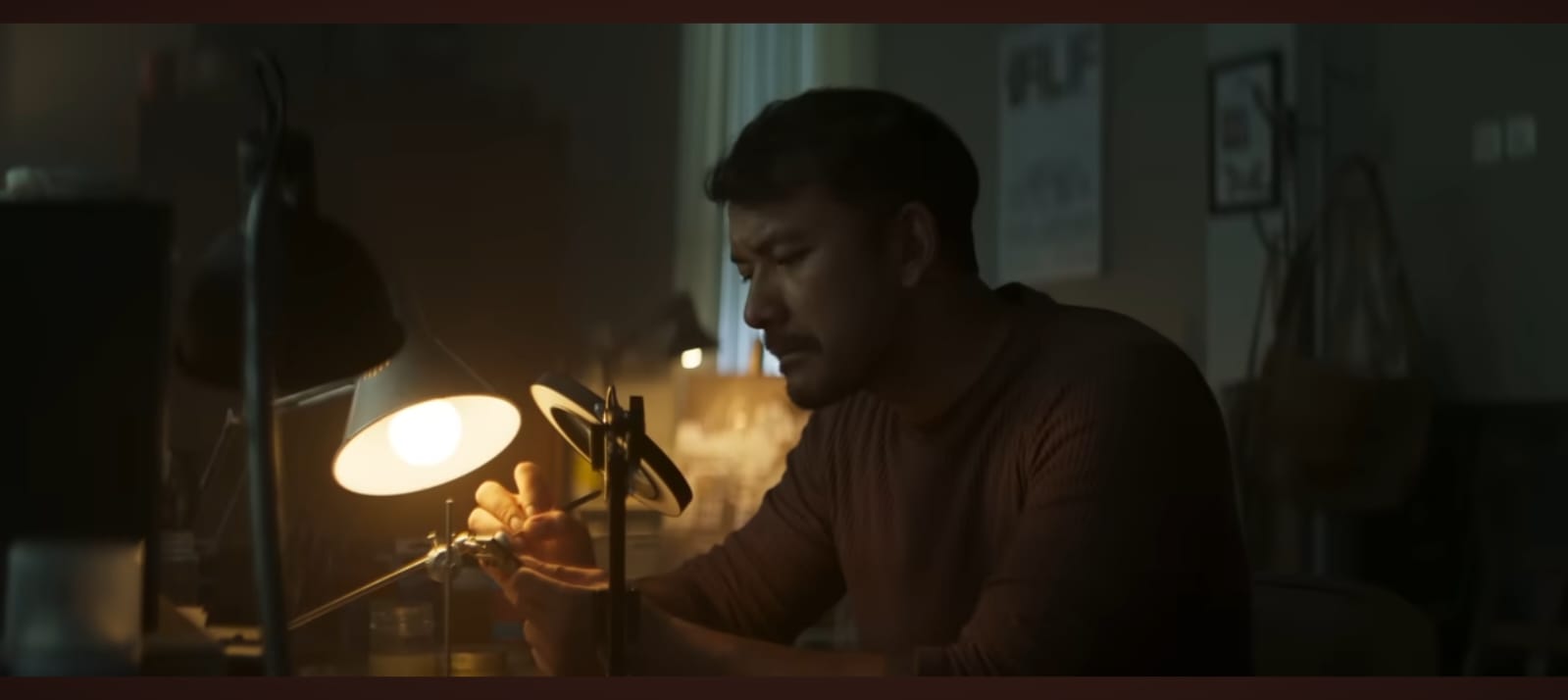 Poster film Legenda Kelam Malin Kundang menampilkan Alif berdiri di antara dua dunia &mdash; masa lalu dan kesuksesan palsu.
