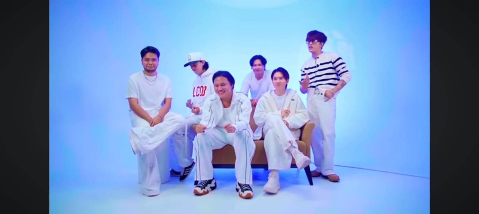 Cuplikan video musik &ldquo;SMASH feat Rizky Febian &ndash; I Heart You&rdquo; menampilkan nuansa ceria dan romansa khas remaja&mdash;visual nostalgia penuh warna pop.