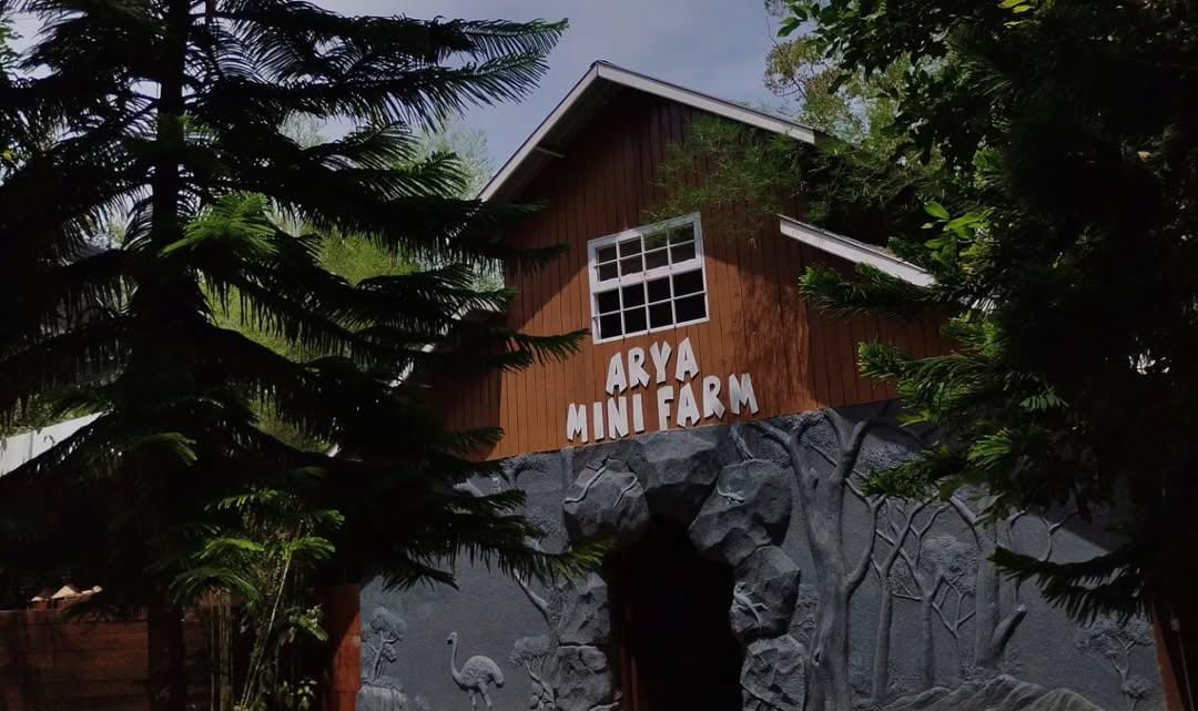 Arya Mini Farm di Rumah Ulin Arya Samarinda, tempat wisata edukatif bernuansa alam. Dikelilingi pepohonan hijau, suasananya asri dan sejuk.