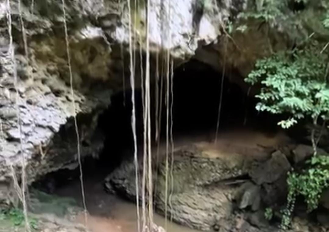 Panorama Goa Binuang Tenggarong &ndash; formasi batu alami berkilau diterpa cahaya, pesona petualangan alam Kukar yang eksotis.