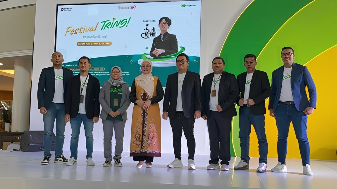 Para pejabat PT Pegadaian berfoto bersama pada kegiatan Festival Tring! di Atrium Mall E-Walk, Balikpapan, Jumat (24 Oktober 2025).