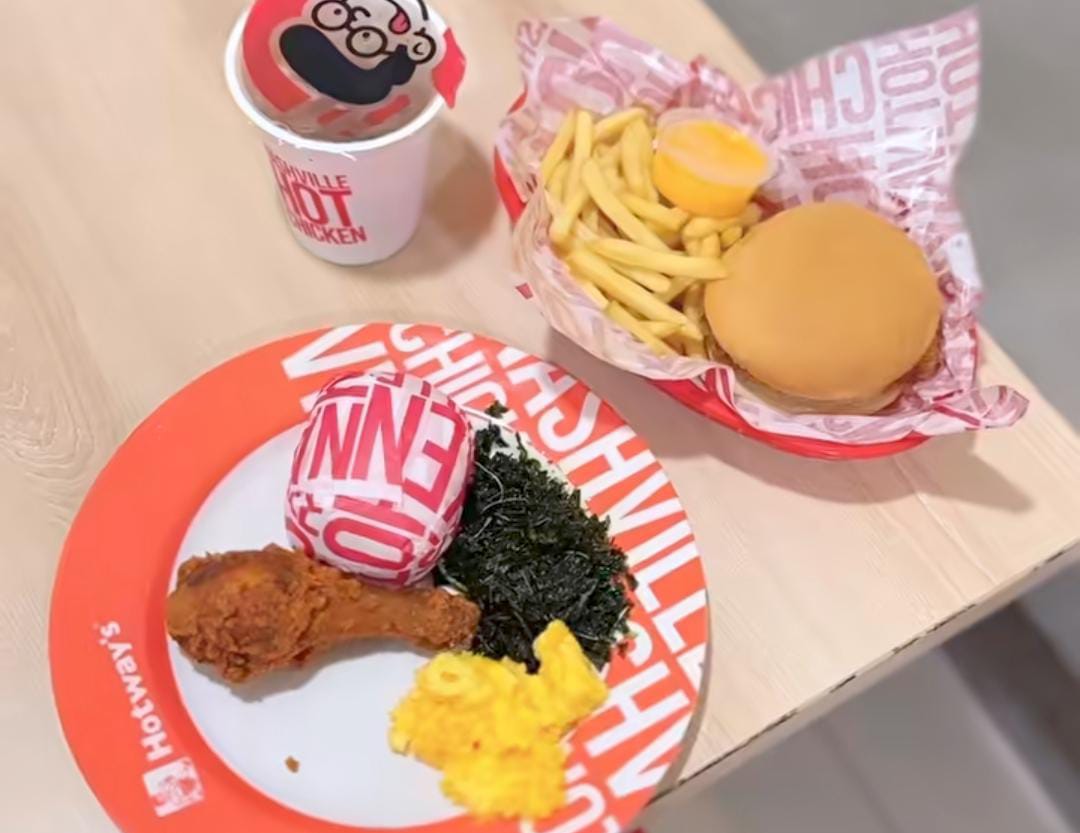 Potret Spooky B Hot Wings Chicken &ndash; sajian pedas menggoda lengkap dengan burger, kentang, dan iced tea yang siap disantap!