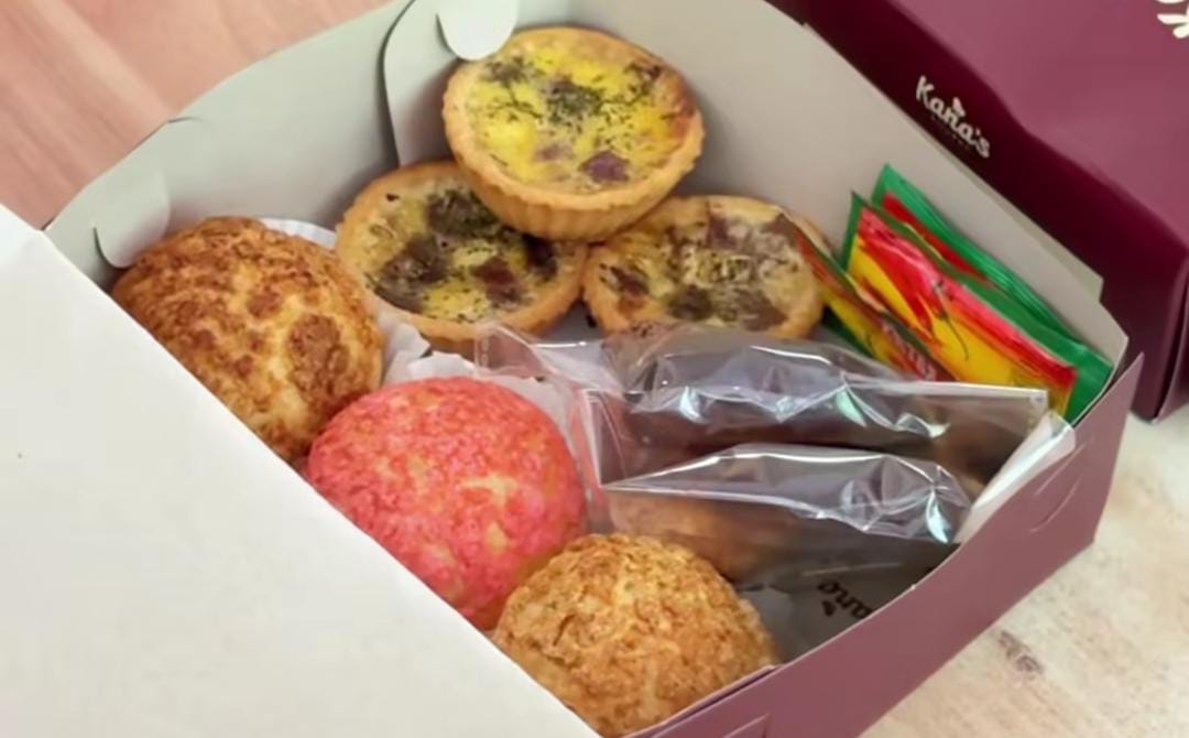 Tampilan marmer cake lembut dan jajanan pasar berwarna-warni yang tertata rapi di nampan penuh aroma manis&mdash;bikin auto lapar, Cess!