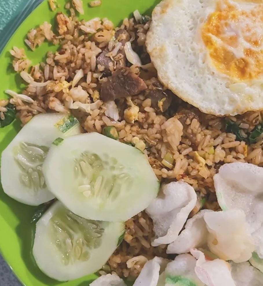 Sepiring nasi goreng kambing Payeko beraroma wangi kecap, sambal pedas manis, dan uap panas yang menggoda mata kamera