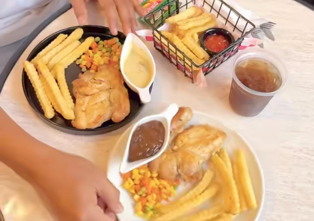 Piring chicken stick dengan saus mushroom creamy menggoda, berpadu suasana hangat di kafe modern Siaga Atas.