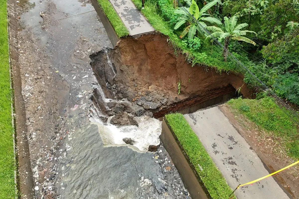 Petugas BPBD Banjarnegara meninjau lokasi tanggul jebol di Desa Ampelsari &mdash; banjir, irigasi, dan ancaman kekeringan bagi petani.