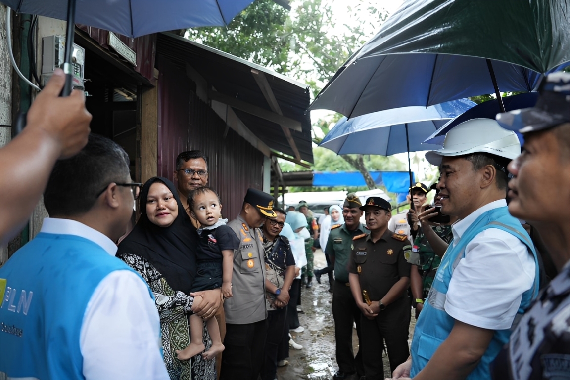 Pejabat PLN bersama jajaran mengunjungi salah satu rumah penerima manfaat, Fitriani, di Gampong Cot Abeuk, Sabang, Aceh, Senin (20 Oktober 2025).
