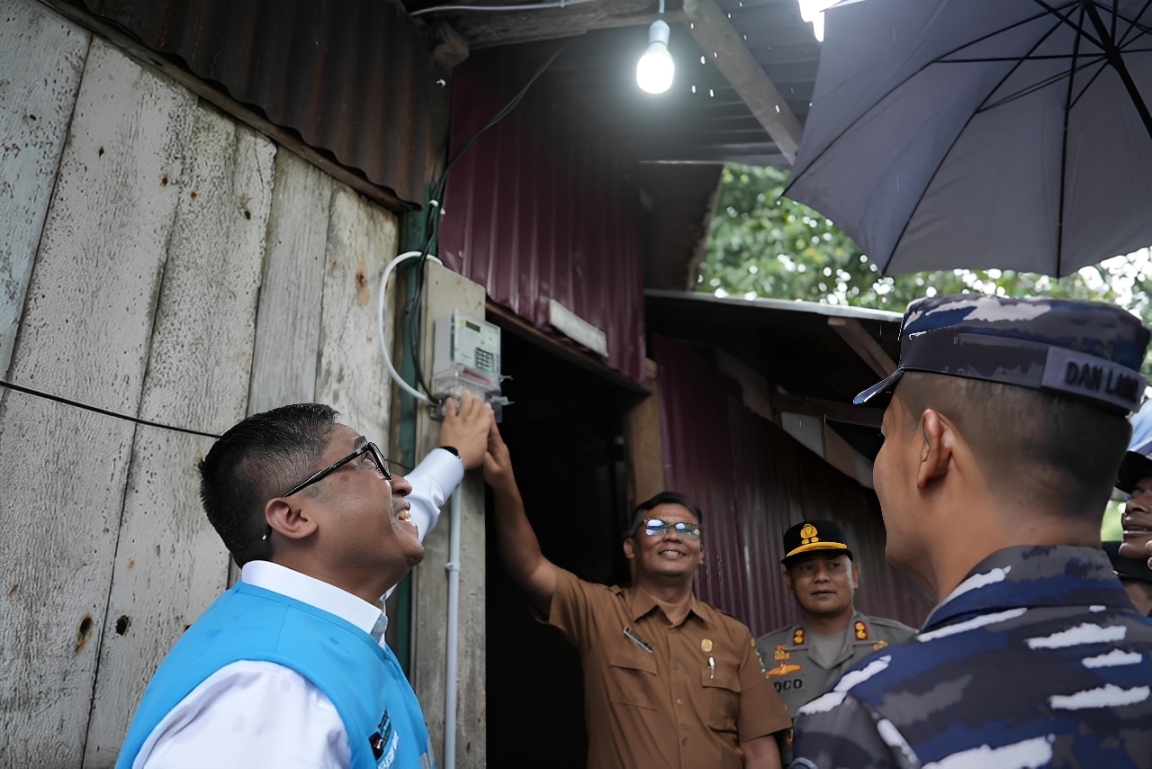 Pejabat PLN bersama Sekretaris Daerah Kota Sabang, Andri Nourman, menekan tombol meteran listrik saat seremoni penyalaan sambungan listrik gratis di Sabang, Senin (20 Oktober 2025).