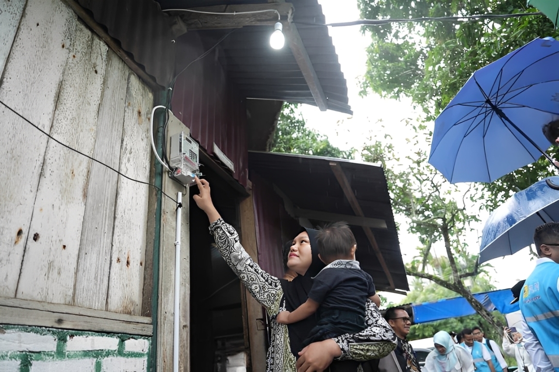 Fitriani, salah satu penerima manfaat, menyalakan sambungan listrik gratis di rumahnya di Gampong Cot Abeuk, Sabang, Aceh, Senin (20 Oktober 2025).