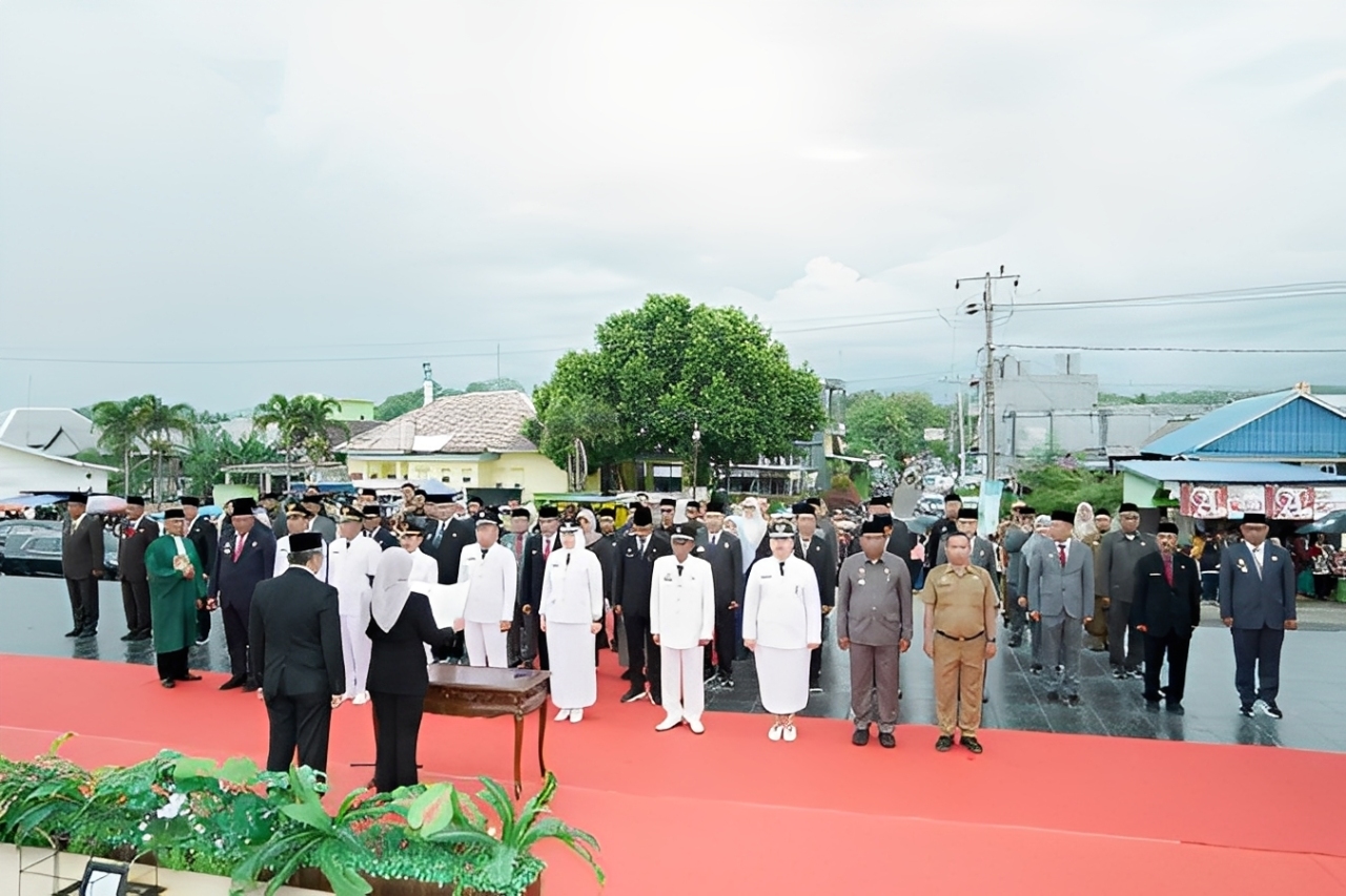 Bupati Andi Ina memimpin pelantikan pejabat Barru di Pantai Sumpang di tengah hujan, simbol semangat baru birokrasi.