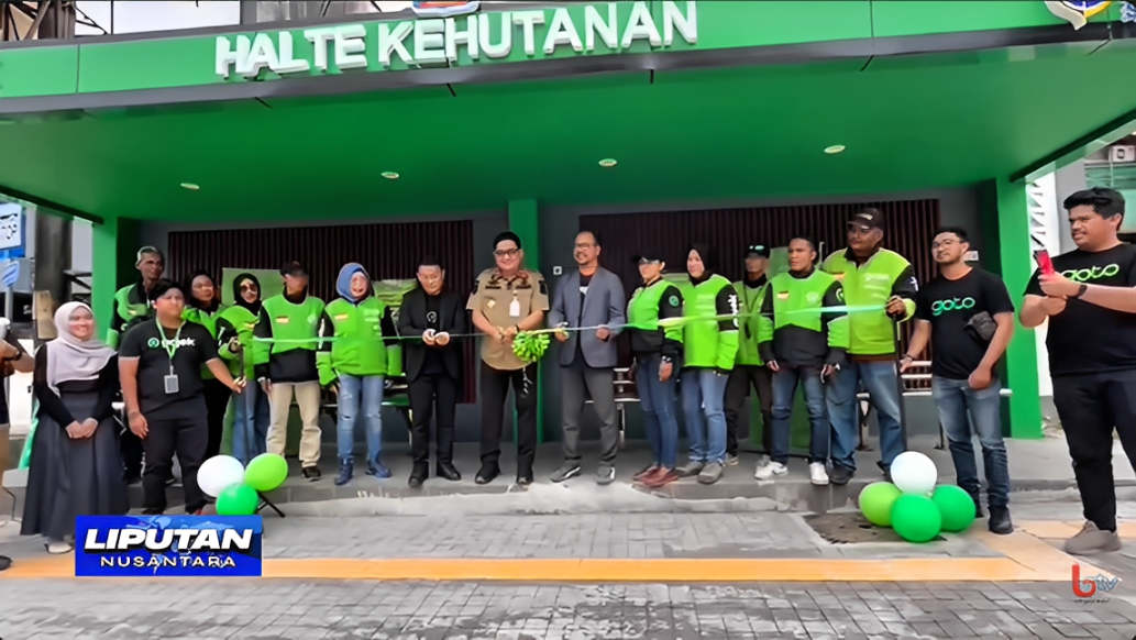 Momen pemotongan pita peresmian Halte Kehutanan di Jalan Ahmad Yani, Klandasan Ilir, dekat Jembatan Penyeberangan Orang Plaza Balikpapan, Jumat (24 Oktober 2025).