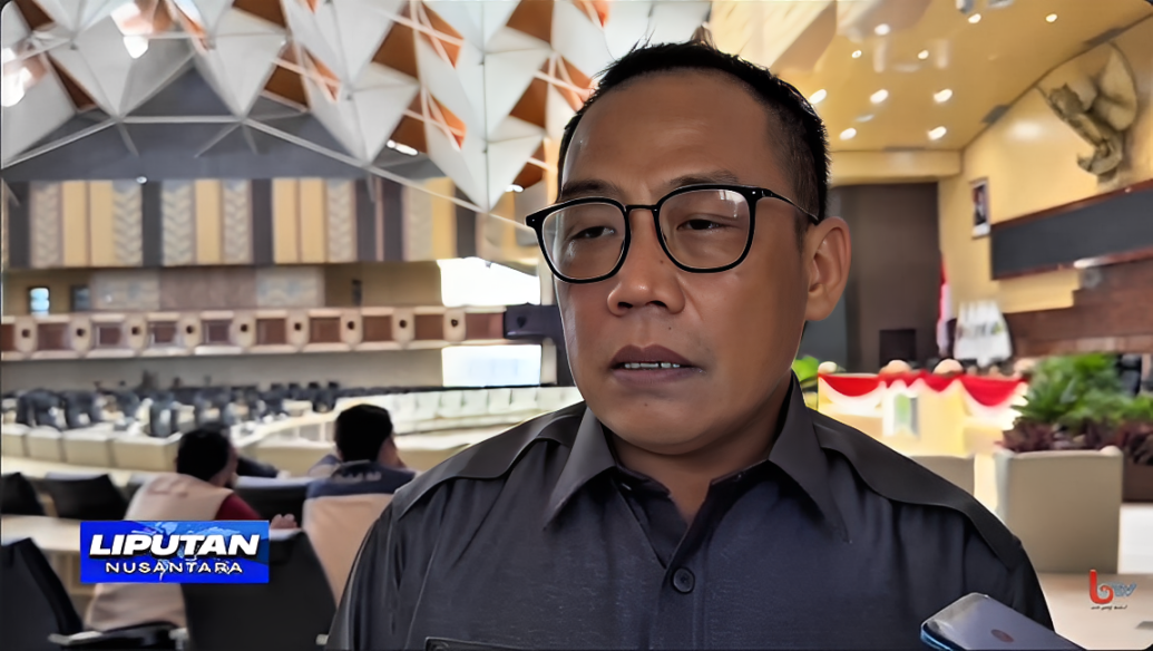 Ketua Pansus Penyelenggaraan Pendidikan Kaltim, Sarkowi, memberikan keterangan kepada wartawan usai Rapat Paripurna di Gedung Utama B, Jalan Teuku Umar, Samarinda, Selasa (21 Oktober 2025).