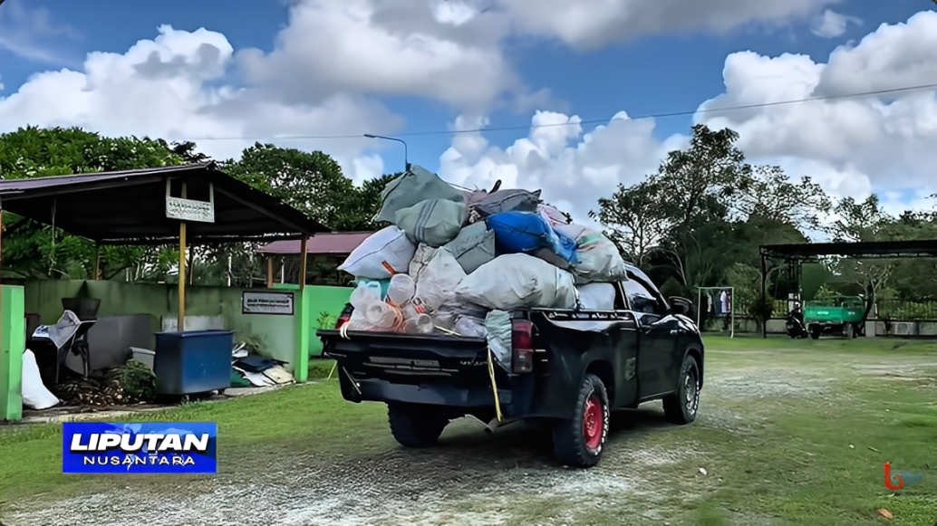 Salah satu armada pengangkut sampah saat beroperasi di Penajam Paser Utara (PPU), Rabu (1 Oktober 2025).
