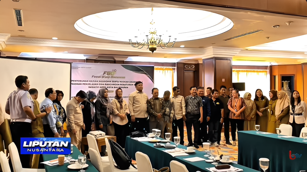 Para peserta melakukan foto bersama usai rapat Focus Group Discussion (FGD) penyusunan kajian akademik di Hotel Gran Senyiur, Selasa (7 Oktober 2025).