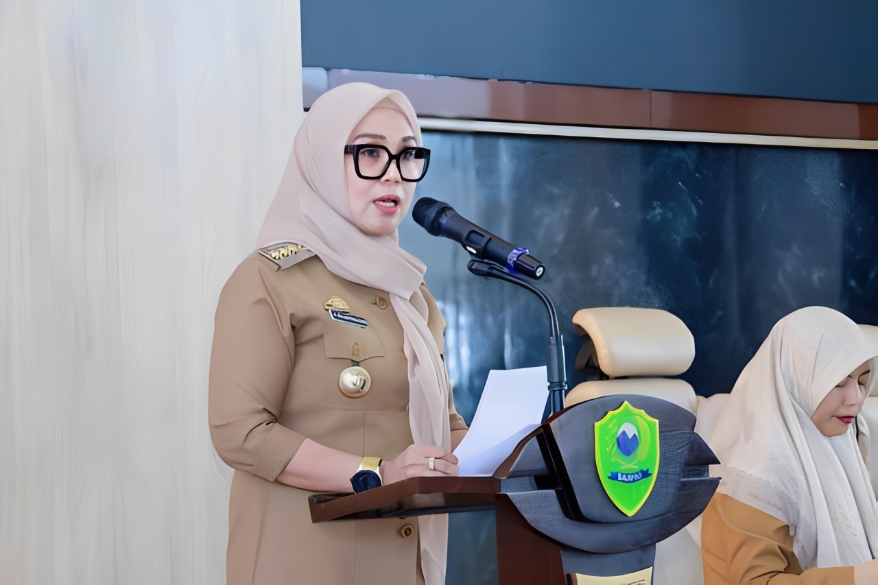 Bupati Barru Andi Ina Kartika Sari memimpin rapat digitalisasi PAD bersama OPD di MPP Barru &mdash; semangat transparansi dan inovasi daerah.