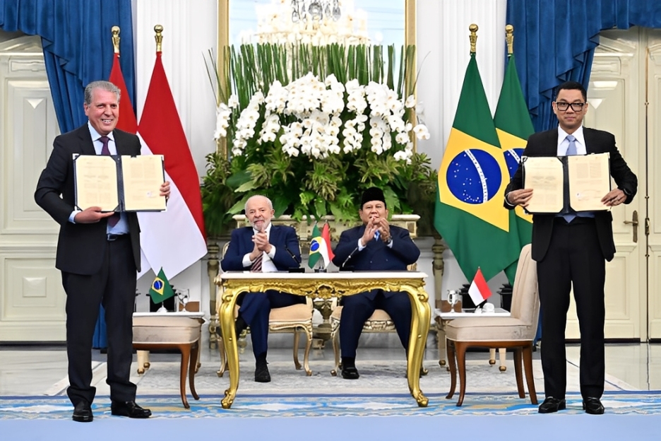Direktur Utama PLN, Darmawan Prasodjo, bersama perwakilan perusahaan asal Brasil, J&F S.A., memperlihatkan nota kesepahaman (MoU) antara Indonesia dan Brasil di Jakarta, Kamis (23 Oktober 2025).