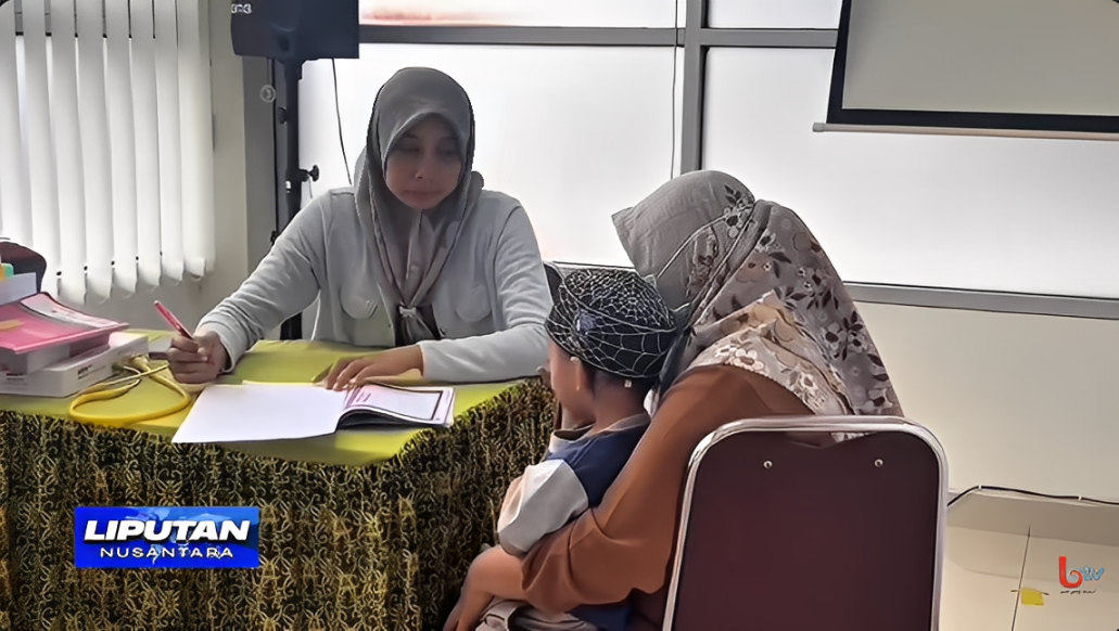 Ilustrasi seorang ibu melaporkan kasus kekerasan terhadap anaknya ke Perlindungan Perempuan dan Anak di Tingkat RT (PPART), Jumat (17 Oktober 2025).