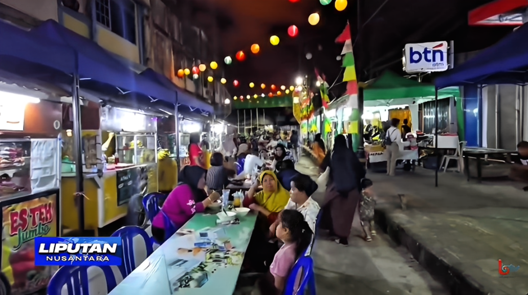 Para pengunjung menikmati makanan di wisata kuliner LPM Baru Ilir, Balikpapan Barat, Senin (20 Oktober 2025).