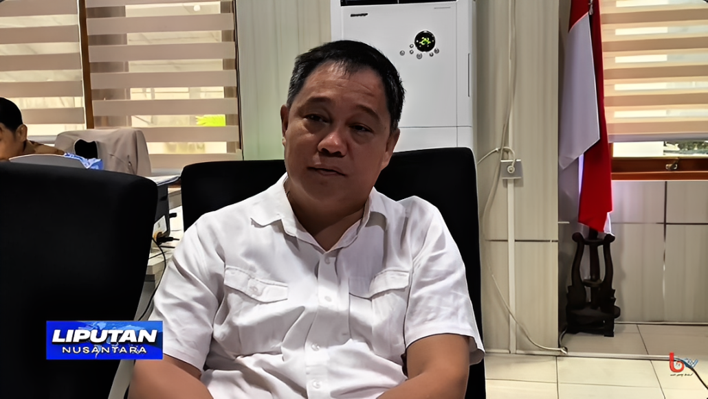 Swardi Tandiring menjelaskan potensi UMKM Balikpapan di ruang kerjanya, Senin (20 Oktober 2025).