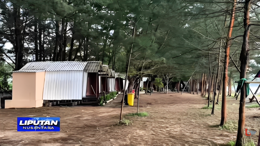 Kamar mandi pengunjung di kawasan Pantai Manggar, Balikpapan, Senin (13 Oktober 2025).