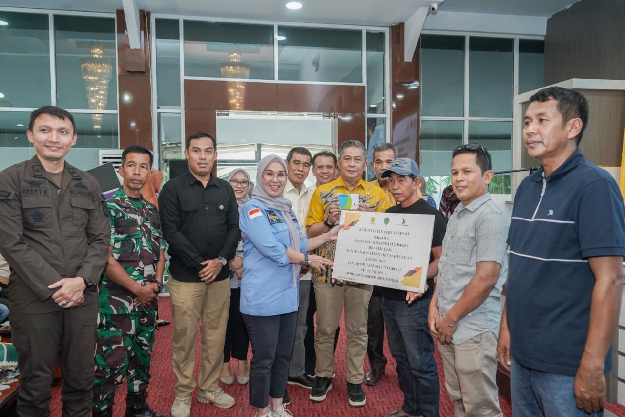 Bupati Barru, Andi Ina Kartika Sari, S.H., M.Si., pada kegiatan penyerahan buku rekening bagi kelompok tani penerima Program Optimasi Lahan (Oplah) Non Rawa Tahun 2025