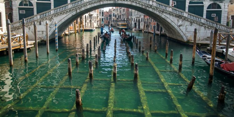 Lebih dari 1.604 tahun, Venesia bertahan berdiri tegak di atas fondasi yang tak tertandingi