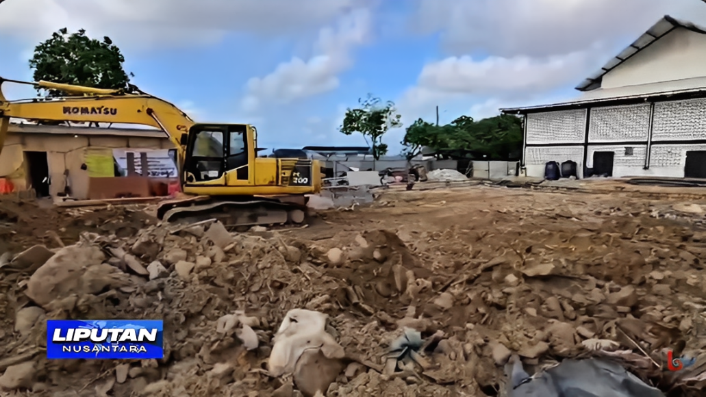 Alat berat beroperasi di lokasi proyek pembangunan Blok C dan D Pasar Klandasan, Senin (13 Oktober 2025).