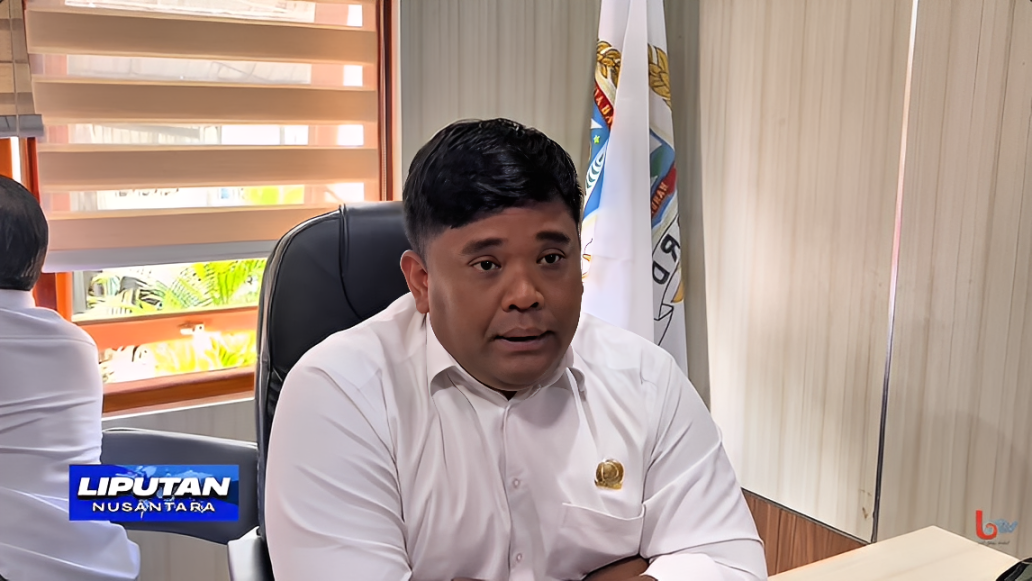 Ketua Komisi II DPRD Balikpapan, Fauzi Adi Firmansyah, menjelaskan pentingnya Pasar Klandasan bagi perekonomian warga, di ruang kerjanya, Senin (13 Oktober 2025).