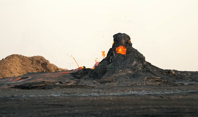 Pemandangan Gunung Erta Ale dengan danau lava menyala&mdash;panas, berasap, dan memukau, simbol &ldquo;neraka di Bumi&rdquo;.