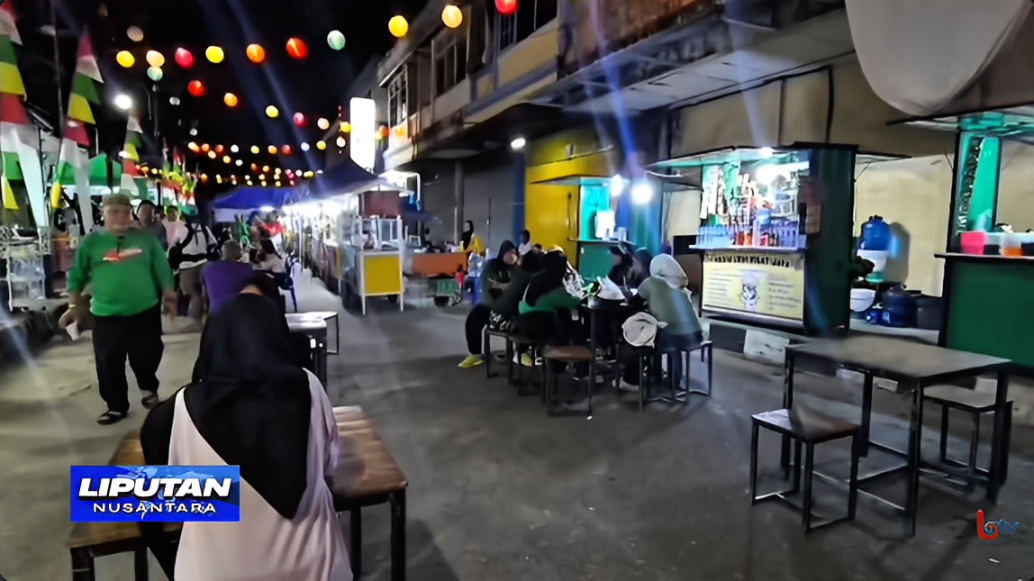Para pengunjung menikmati suasana malam di kawasan wisata kuliner LPM Baru Ilir, Balikpapan Barat, Senin (20 Oktober 2025).