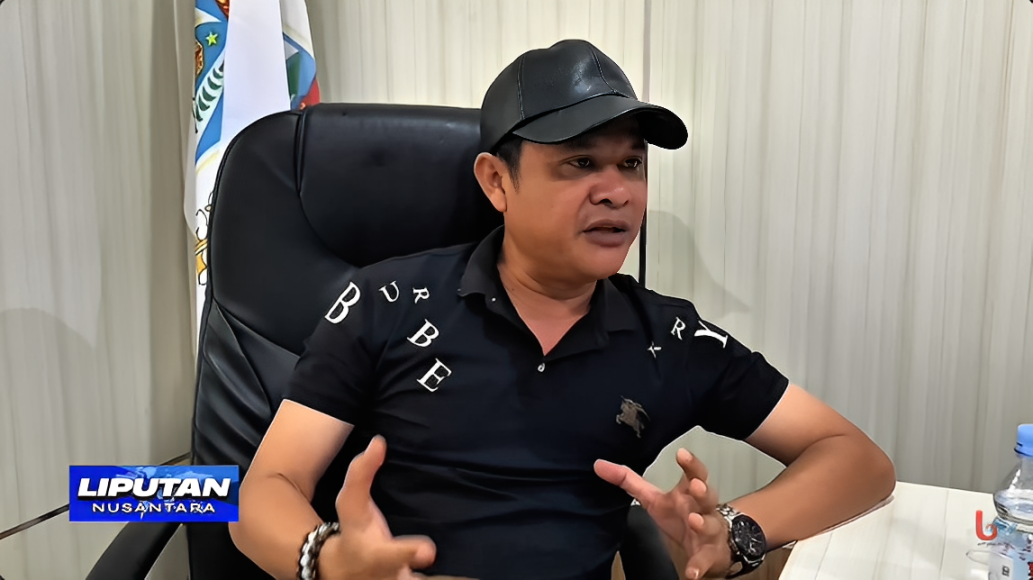 Taufik Qul Rahman menjelaskan pentingnya pengembangan sektor kuliner di ruang kerjanya, Senin (20 Oktober 2025).