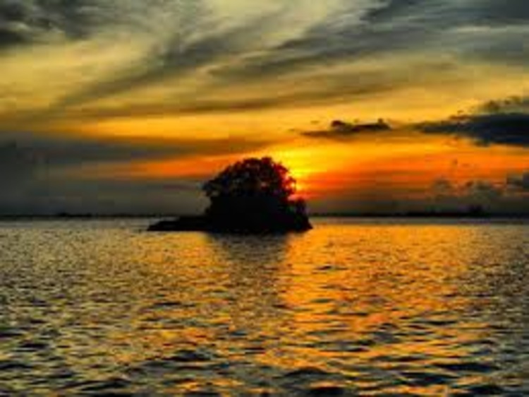 Pantai Melawai Balikpapan &mdash; suasana sore penuh warna di tepi laut, dipenuhi pengunjung menikmati senja dan kopi.